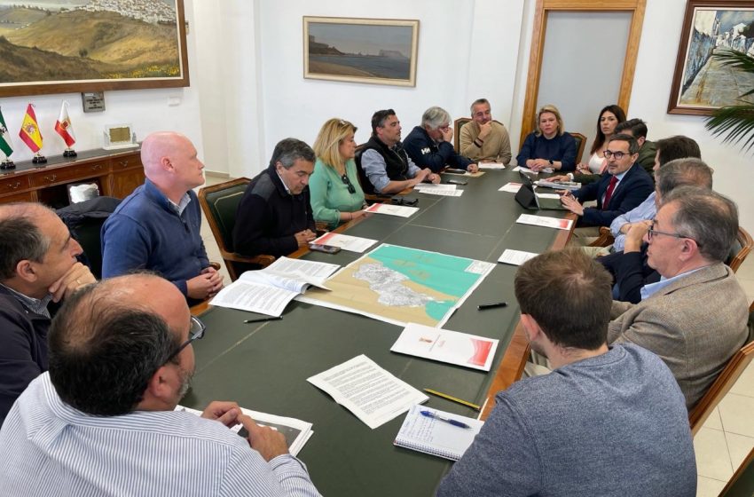  El Ayuntamiento y empresas turísticas de la zona se reúnen para acordar alegaciones contra el proyecto de un fondeadero de buques en la costa sanroqueña